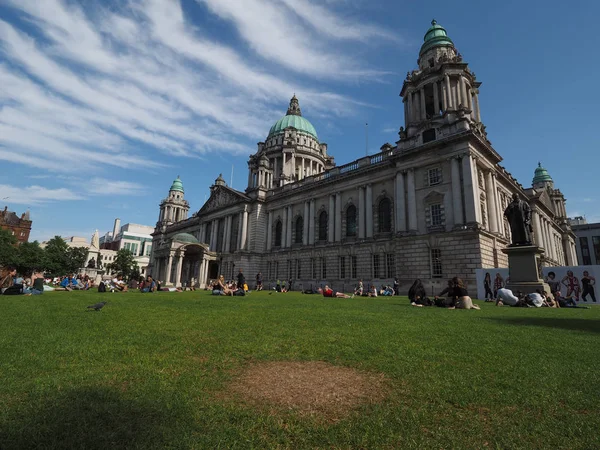 Belfast, İngiltere - Haziran 2018 yaklaşık: İnsanların önünde Belfast City Hall Park'ta