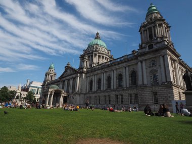 Belfast, İngiltere - Haziran 2018 yaklaşık: İnsanların önünde Belfast City Hall Park'ta