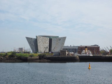 Belfast, İngiltere - Haziran 2018 yaklaşık: Titanic Belfast Merkezi sitesinde nerede Rms Titanic inşa edilmiş eski Harland Wolff Tersane