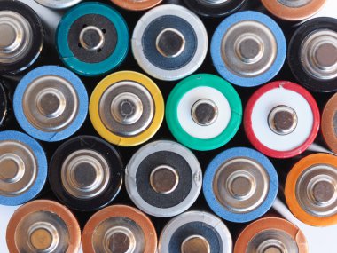Birçok Aa pil (aka çift A) elektronik cihazlar için