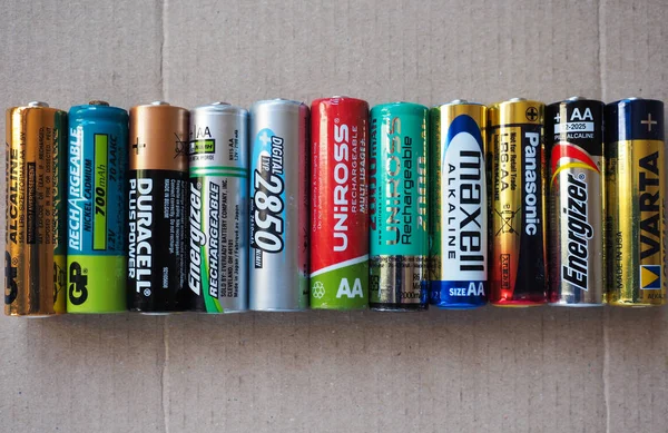Berlin, Almanya - Mayıs 2018 yaklaşık: Aa pil Gp Duracell Energizer Ansmann Uniross Maxell Panasonic Varta dahil olmak üzere birçok farklı markaların