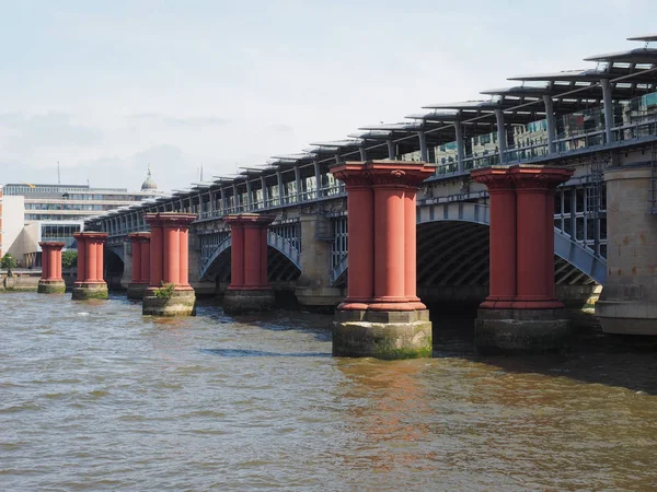 Blackfriars Köprüsü Londra, İngiltere 'de Thames Nehri üzerinde.