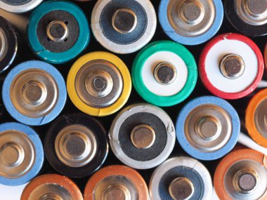 Birçok Aa pil (aka çift A) elektronik cihazlar için