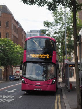 Belfast, İngiltere - Haziran 2018 yaklaşık: Çift katlı alçak taban Metro otobüs toplu taşıma
