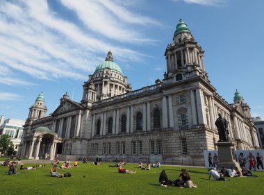 Belfast, İngiltere - Haziran 2018 yaklaşık: İnsanların önünde Belfast City Hall Park'ta
