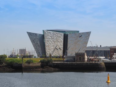 Belfast, İngiltere - Haziran 2018 yaklaşık: Titanic Belfast Merkezi sitesinde nerede Rms Titanic inşa edilmiş eski Harland Wolff Tersane