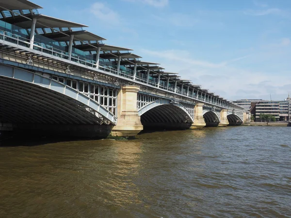 Blackfriars Köprüsü Londra, İngiltere 'de Thames Nehri üzerinde.