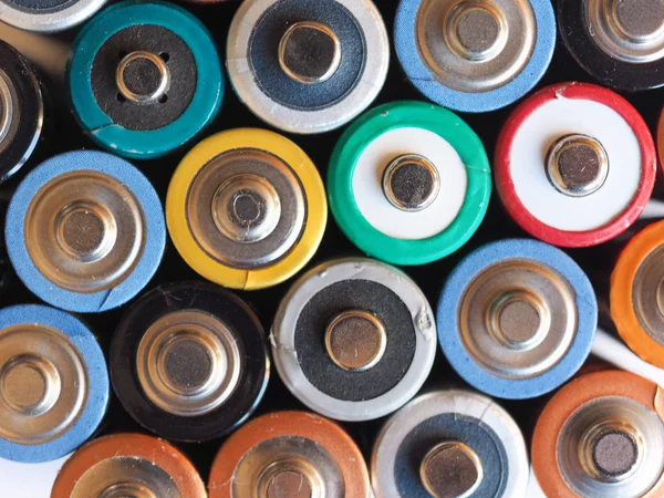 Birçok Aa pil (aka çift A) elektronik cihazlar için