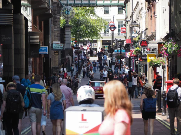 Londra, İngiltere - Haziran 2018 yaklaşık: İnsanlar Villiers caddesindeki Strand dolgu ile bağlanma