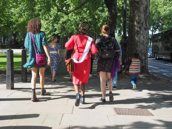 Londra, İngiltere - Haziran 2018 yaklaşık: Kadınların seçme ve seçilme hakkı 100. Kadınlar Londra genelinde kadın oylama yüzüncü yıl kutlamak için parlamento Meydanı'na Mart..