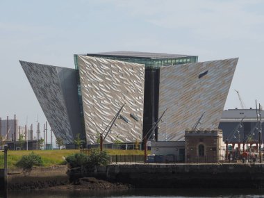 Belfast, İngiltere - Haziran 2018 yaklaşık: Titanic Belfast Merkezi sitesinde nerede Rms Titanic inşa edilmiş eski Harland Wolff Tersane
