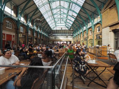 Haziran 2018 yaklaşık - Londra, İngiltere: Covent Garden insanlarda