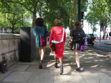 Londra, İngiltere - Haziran 2018 yaklaşık: Kadınların seçme ve seçilme hakkı 100. Kadınlar Londra genelinde kadın oylama yüzüncü yıl kutlamak için parlamento Meydanı'na Mart..