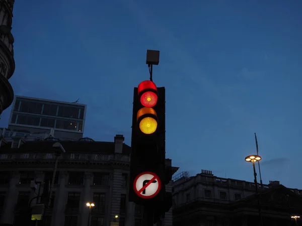 Dopravní Signál Červené Oranžové Světlo Což Znamená Přestat Pohled Soumrak — Stock fotografie