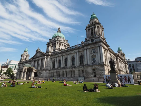 Belfast, İngiltere - Haziran 2018 yaklaşık: İnsanların önünde Belfast City Hall Park'ta