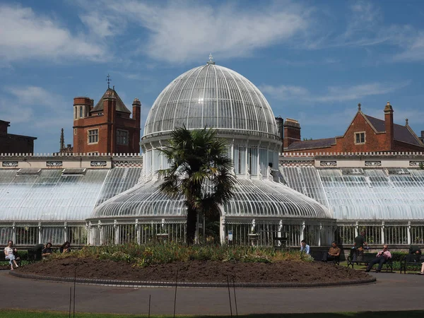 Belfast, İngiltere - Haziran 2018 yaklaşık: Palm evde Botanik Bahçeleri
