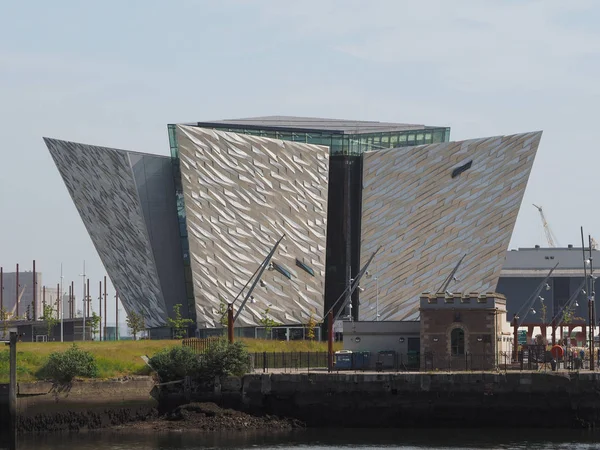 Belfast, İngiltere - Haziran 2018 yaklaşık: Titanic Belfast Merkezi sitesinde nerede Rms Titanic inşa edilmiş eski Harland Wolff Tersane