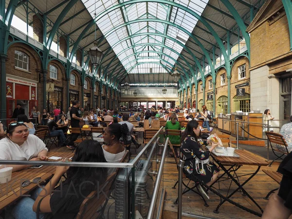 Haziran 2018 yaklaşık - Londra, İngiltere: Covent Garden insanlarda