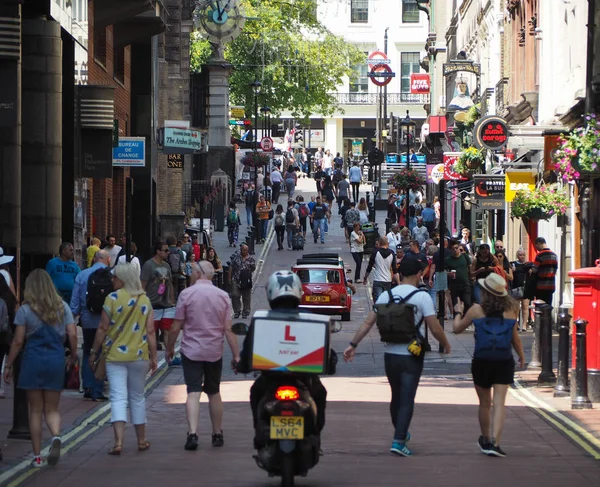 Londra, İngiltere - Haziran 2018 yaklaşık: İnsanlar Villiers caddesindeki Strand dolgu ile bağlanma