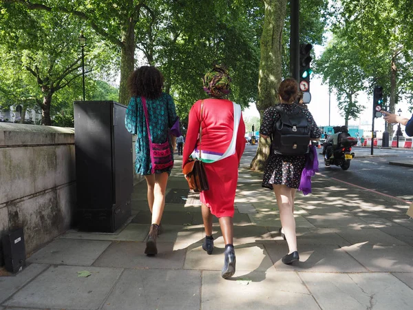 Londra, İngiltere - Haziran 2018 yaklaşık: Kadınların seçme ve seçilme hakkı 100. Kadınlar Londra genelinde kadın oylama yüzüncü yıl kutlamak için parlamento Meydanı'na Mart..