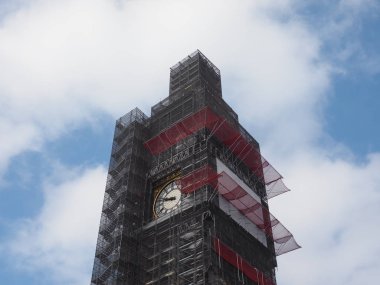 Big Ben, Parlamento Binası 'nda çalışıyor. Nam-ı diğer Londra' daki Westminster Sarayı.