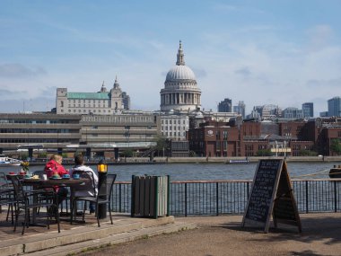 South Bank Londra'da Thames Nehri panoramik manzaralı