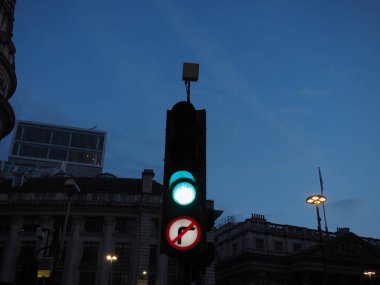 Trafik işareti yeşil ışık anlam böyle açık olması gerekiyorsa git. Gün batımından önce mavi twilight saat göster