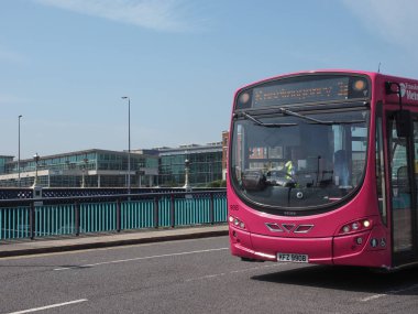 Belfast, İngiltere - Haziran 2018 yaklaşık: Metro otobüs toplu taşıma