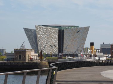 Belfast, İngiltere - Haziran 2018 yaklaşık: Titanic Belfast Merkezi sitesinde nerede Rms Titanic inşa edilmiş eski Harland Wolff Tersane