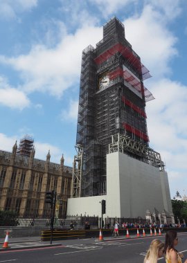 Londra, İngiltere - Haziran 2018 yaklaşık: Big Ben koruma Houses of Parliament Westminster Sarayı aka çalışır.