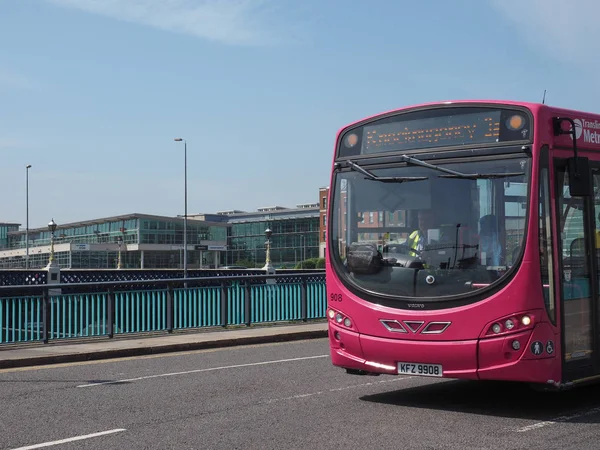 Belfast, İngiltere - Haziran 2018 yaklaşık: Metro otobüs toplu taşıma