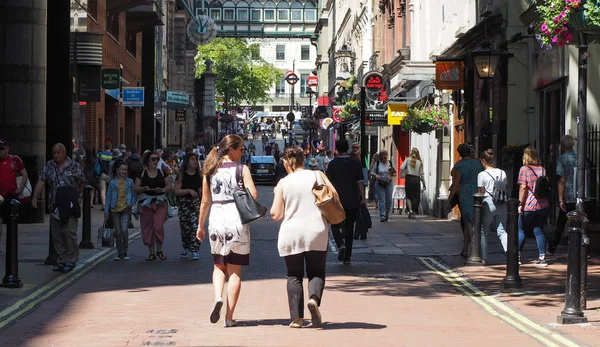 Londra, İngiltere - Haziran 2018 yaklaşık: İnsanlar Villiers caddesindeki Strand dolgu ile bağlanma