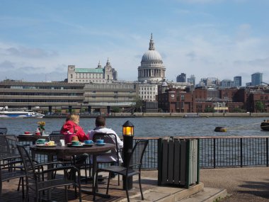 South Bank Londra'da Thames Nehri panoramik manzaralı