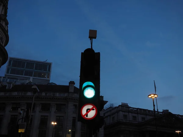 Señal Tráfico Luz Verde Significa Camino Está Despejado Vista Crepúsculo —  Fotos de Stock