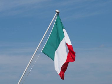 İtalya ulusal bayrağı, Avrupa mavi gökyüzü üzerinde