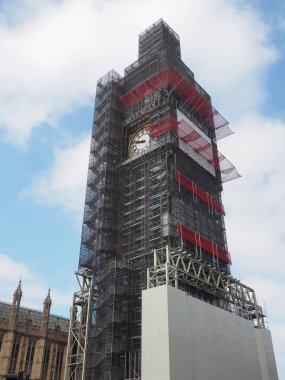 Big Ben, Parlamento Binası 'nda çalışıyor. Nam-ı diğer Londra' daki Westminster Sarayı.