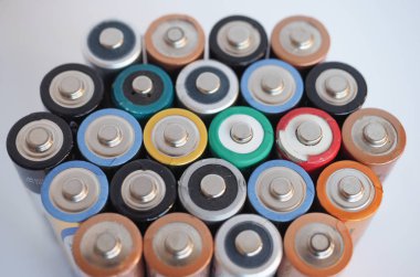 Birçok Aa pil (aka çift A) elektronik cihazlar için