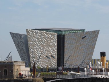 Belfast, İngiltere - Haziran 2018 yaklaşık: Titanic Belfast Merkezi sitesinde nerede Rms Titanic inşa edilmiş eski Harland Wolff Tersane