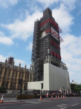 Londra, İngiltere - Haziran 2018 yaklaşık: Big Ben koruma Houses of Parliament Westminster Sarayı aka çalışır.