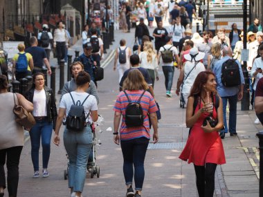 Londra, İngiltere - Haziran 2018 yaklaşık: İnsanlar Villiers caddesindeki Strand dolgu ile bağlanma