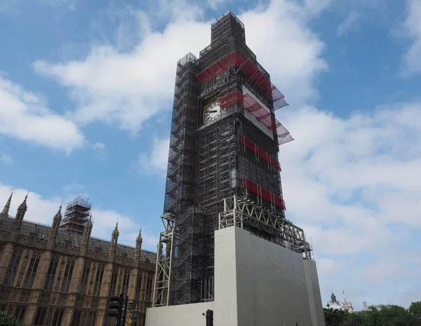 Big Ben, Parlamento Binası 'nda çalışıyor. Nam-ı diğer Londra' daki Westminster Sarayı.