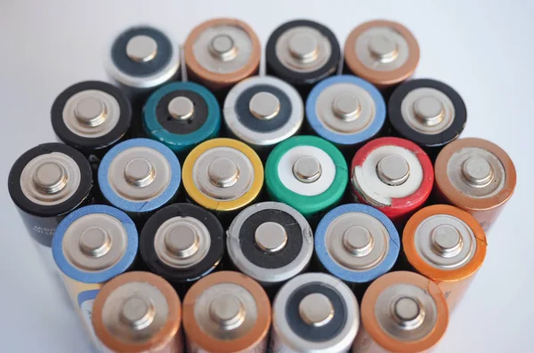 Birçok Aa pil (aka çift A) elektronik cihazlar için