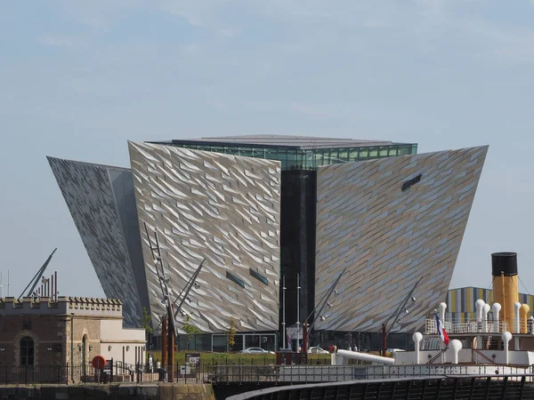 Belfast, İngiltere - Haziran 2018 yaklaşık: Titanic Belfast Merkezi sitesinde nerede Rms Titanic inşa edilmiş eski Harland Wolff Tersane