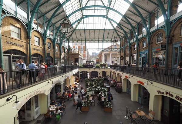 Haziran 2018 yaklaşık - Londra, İngiltere: Covent Garden insanlarda