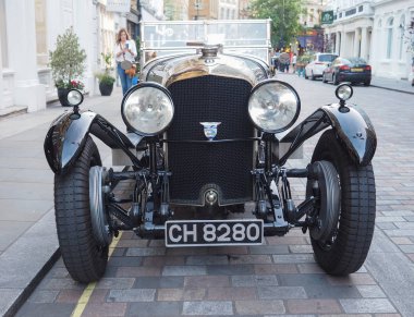 Londra, İngiltere - Haziran 2018:1929 Bentley 4 1/2 Litre eski model araba Covent Garden'da yaklaşık