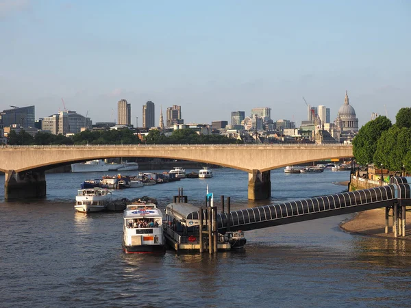 2018年6月 滑铁卢桥梁和泰晤士河畔的看法在日落 与城市摩天大楼在背景 — 图库照片