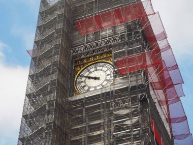 Big Ben, Parlamento Binası 'nda çalışıyor. Nam-ı diğer Londra' daki Westminster Sarayı.