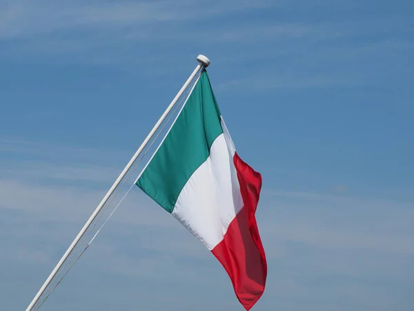 意大利国旗 蓝天上的欧洲 — 图库照片