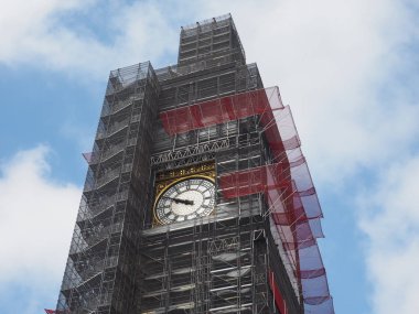 Big Ben, Parlamento Binası 'nda çalışıyor. Nam-ı diğer Londra' daki Westminster Sarayı.