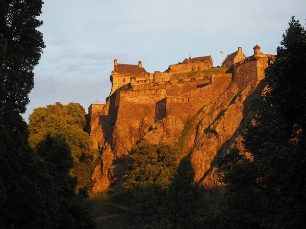 Κάστρο Του Εδιμβούργου Σχετικά Βράχο Του Κάστρου Στο Ηλιοβασίλεμα — Φωτογραφία Αρχείου